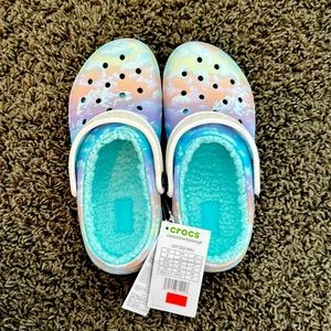 NWT girls Crocs with liner